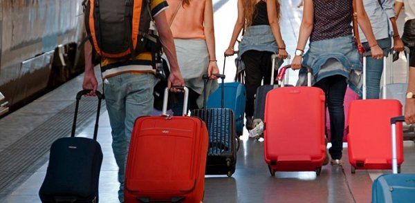Fuga dei giovani: una ragione in più per dire no a una Svizzera da 10 milioni